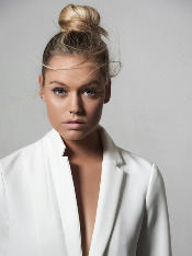 Небрежный высокий пучок на длинные волосы