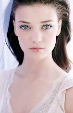 Обведите по ресничному контуру бирюзовыми тенями, растушуйте. Затем на все подвижное веко до линии бровей нанесите тени бежево-песочной гаммы. Блеск в этом случае выбирайте персиковый или нежно-розовый.