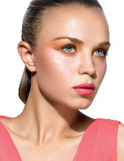 Модный яркий макияж в оранжевой гамме