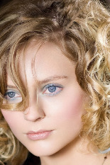 Нанесите светло голубой оттенок на все подвижное веко, им же накрасьте нижнее веко, слегка растушуйте. Ресницы слегка троньте черной тушью, а губы прозрачным блеском.