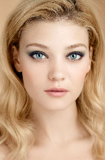 Ставшие абсолютной классикой smokey eyes приобретают еще большую размытость и мягкость формы и цвета.