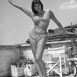 Актриса Джоан Коллинз в купальнике бикини, 1950е