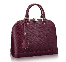  Эта элегантная сумка в форме трапеции стала лучшим другом путешественников благодаря удобным отделениям, которые позволяли хранить чистое белье отдельно от использованного. В 1934 году Гастон-Луи Вюиттон вернулся к этой трапециевидной форме и поставил ее на службу функциональной роскоши, создав более компактную модель «Squire bag», а затем, в 1955 году, элитную городскую модель «Champs-Élysées», название которой отсылает к самому красивому проспекту в мире.