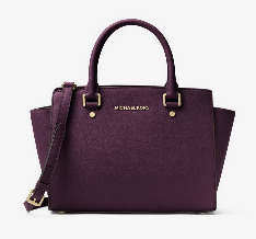 Очень популярная трапециевидная сумка Selma бренда Michel Kors – стала предметом обожания модниц всего мира. Она выполнена из натуральной кожи, при этом бренд представляет данный аксессуар в нескольких вариациях: однотонные из тисненой кожи Saffiano, простеганные, с принтами. 