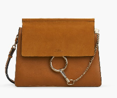Хитовая модель бренда Chloe- Faye. Сумка в форме конверта с тремя отделениями появилась в 2015 и зразу же стала желанной у девушек во всем мире. Faye снабдили удобным тоненьким длинным ремешком для ношения на плече и эффектной пряжкой-кольцом, которая накрепко цепью соединяет отлетной верхний клапан сумки с ее боковиной.