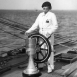 Морской стиль. Жена яхтсмена и авиатора Томаса Сопвича за штурвалом яхты, 1937 г