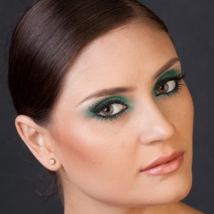 Зеленые тени в макияже глаз. На контрасте