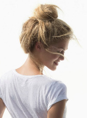 Небрежный высокий пучок на длинные волосы