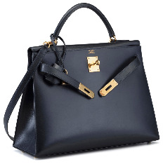 Фотографию опубликовали на обложке знаменитого журнала Life, а сумку, которую держала в руках принцесса Монако, тут же окрестили «сумкой Келли». Название впоследствии был принято компанией Hermes, а Kelly bag стала культовой моделью для модниц всего мира. 