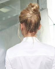 Небрежный высокий пучок на длинные волосы