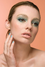 Модный яркий макияж в желто-бирюзовой гамме