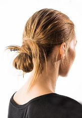 Небрежный низкий пучок на длинные волосы