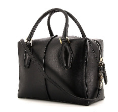 Еще одним фаворитом принцессы Дианы была строгая квадратная сумка бежевого цвета от марки Tod’s. Бренд известен тем, что создает качественные сумки на каждый день. Сумка появилась в середине 80-х и оказалась такой удобной и вместительной, что леди Ди брала ее с собой во все поездки. Свое имя D-bag в честь принцессы Дианы сумка получила в 1997 году.
Создатели подумали не только о вместимости сумки. На выбор было предложено 5 размеров этой модели, чтобы каждая покупательница смогла выбрать наиболее оптимальный вариант.
