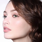 Яркие зеленые глаза подчеркните с помощью золотых теней. Персиковые румяна освежат лицо. На губах только легкий блеск.