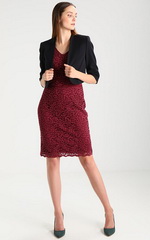 Кружевное платье и укороченный бархатный жакет Кружевное платье и укороченный бархатный жакет