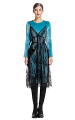 Кружевное платье, надетое поверх трикотажного платья Кружевное платье, надетое поверх трикотажного платья