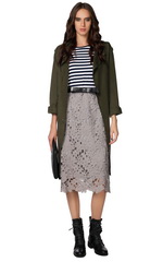 Кружевная юбка, надетая с тельняшкой и грубыми ботинкками Кружевная юбка, надетая с тельняшкой и грубыми ботинкками