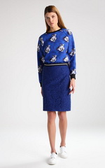 Кружевная юбка-карандаш, спортивная фуфайка и кеды Кружевная юбка-карандаш, спортивная фуфайка и кеды