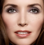 Ставшие абсолютной классикой smokey eyes приобретают еще большую размытость и мягкость формы и цвета. 