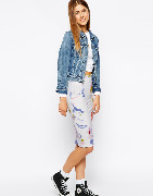 Куртку из денима сочетайте с юбкой карандаш.