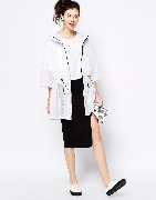 Ветровка и спортивный топ – стильный дуэт, но если добавить к нему узкую юбку, образ станет по-настоящему гламурный. 