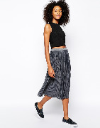 Спортивный топ носите с женственной юбкой.