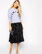 Толстовки, анораки и парки носите поверх изящных платьев.