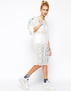 Спортшик работает, когда одежда в этом стиле дополнена гламурными вещами. 